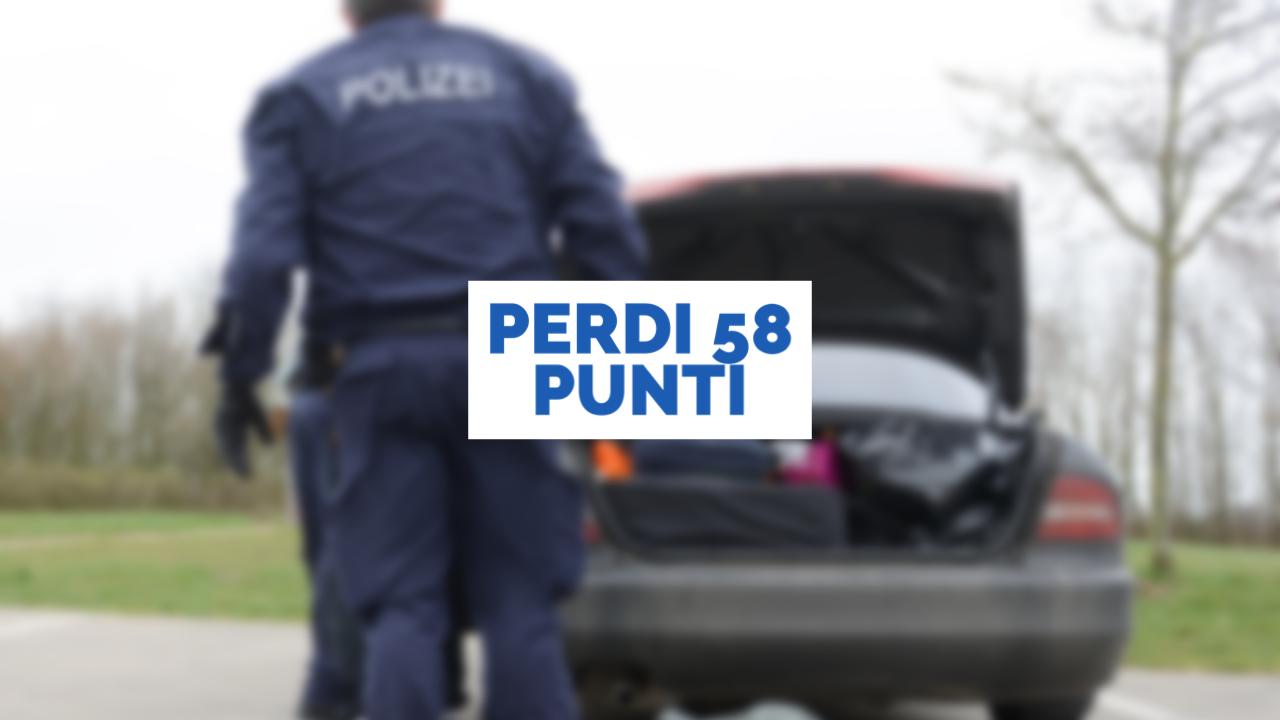 Polizia controlla bagagliaio