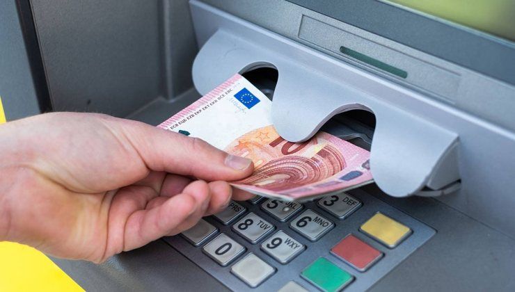 Effettuare operazioni al bancomat