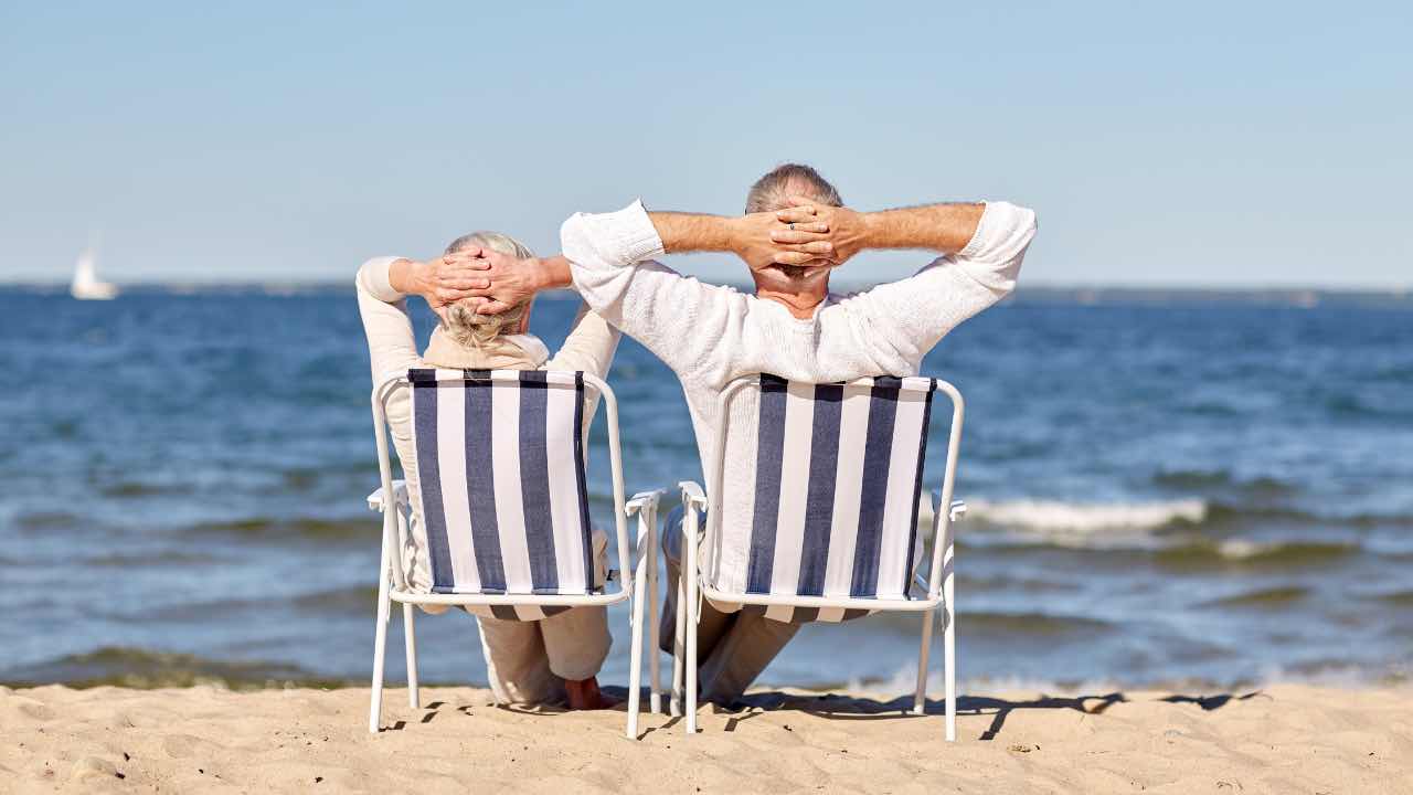 anziani in spiaggia