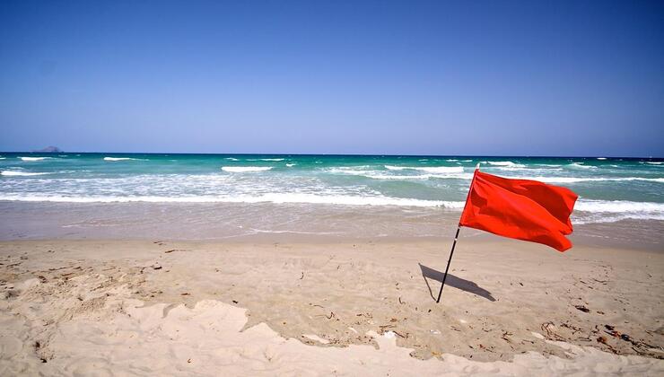 Bandiera rossa in spiaggia