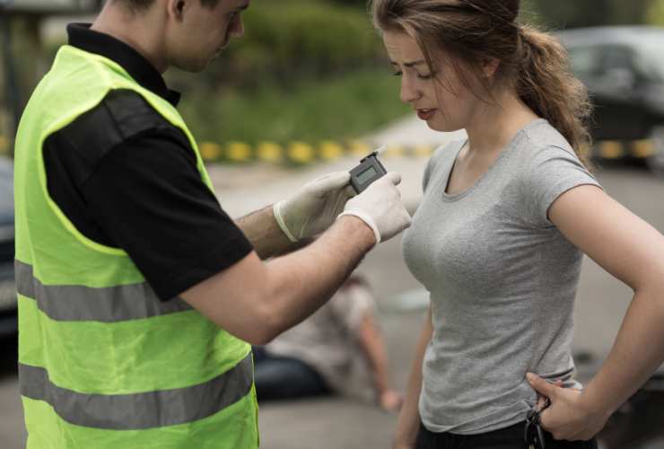 Donna sottoposta a controllo di tasso alcolemico