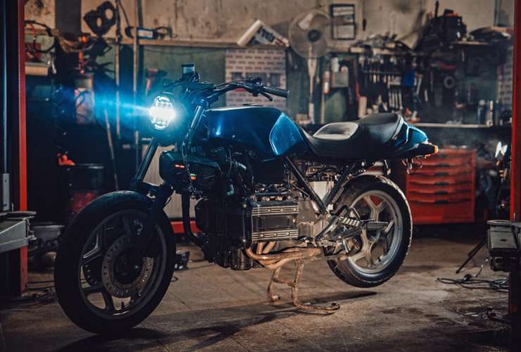 Moto ferma in un garage